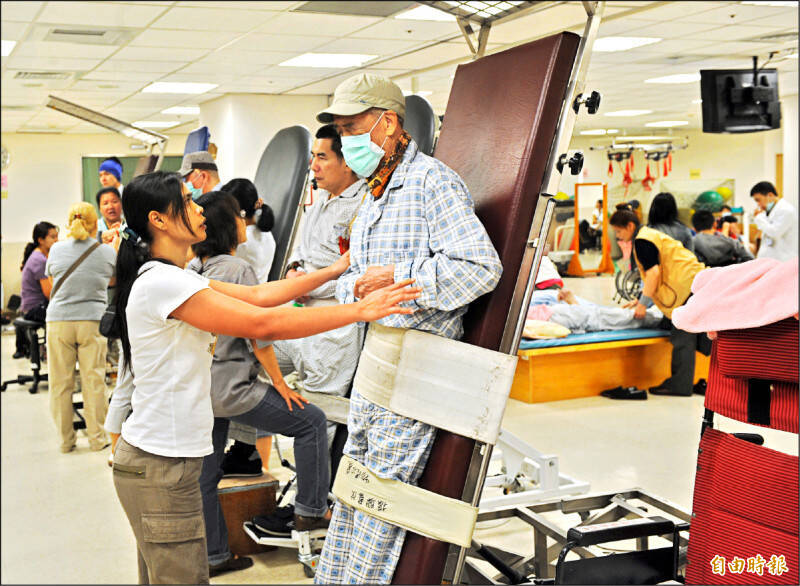 《老人福利法》修正草案內容，將使不同社會保障制度混淆，甚而會排擠其他社會福利補助。示意圖。（資料照）