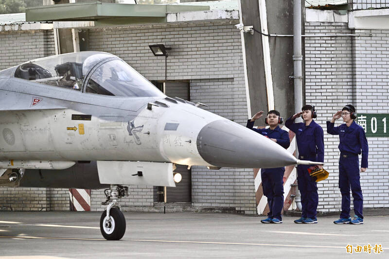 國軍是捍衛台灣主權的最前線，其成員的忠誠是國防的基石。圖為空軍第三戰術戰鬥機聯隊日前進行IDF戰機緊急起飛操演。（記者塗建榮攝）