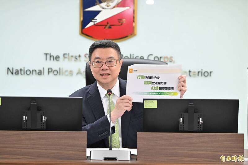 防範跨國詐騙，不僅是個人的責任，更是一個系統性的問題，需要政府、全民攜手合作形成完整的防詐機制。圖為行政院長卓榮泰視察「165反詐騙諮詢專線」宣示打詐決心。（資料照）