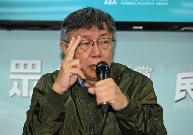 白粉或小草崇拜柯文哲主要的一個原因是：柯文哲是台大醫學系畢業的，台大醫院的醫學教授。 （記者張嘉明攝）     