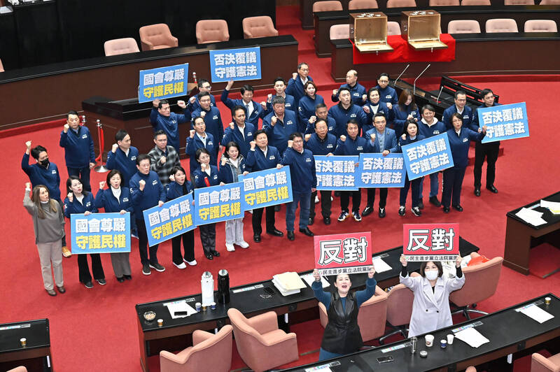 「憲法訴訟法」修正覆議案，藍白立委毫不意外的以人數優勢予以封殺，國民黨立委開心地舉牌合影慶祝。（記者塗建榮攝）