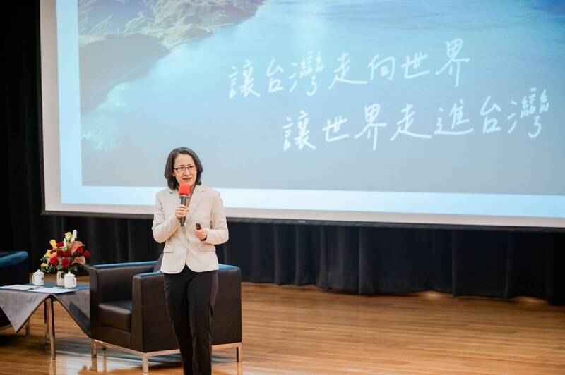 副總統蕭美琴日前在高醫大演講，期許學子用實力讓台灣走向世界、讓世界走向台灣。（高醫大提供）