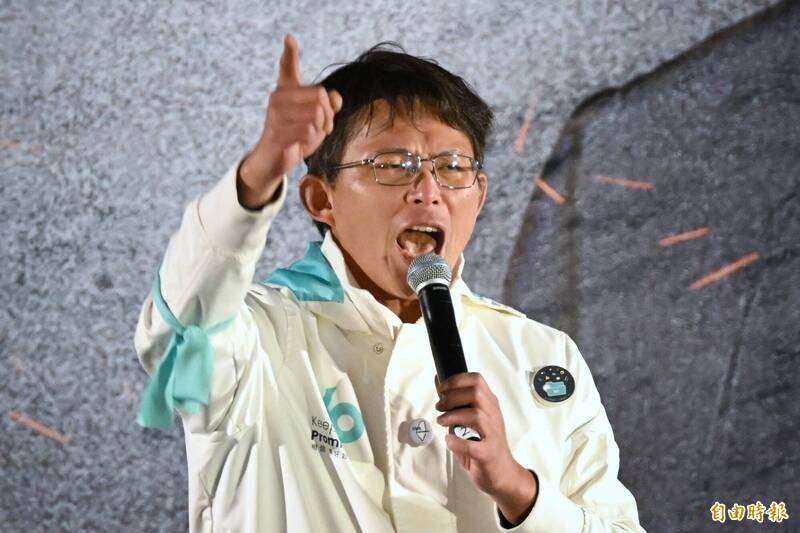 民眾黨代理主席黃國昌，帶領群眾高呼口號。（記者劉信德攝）