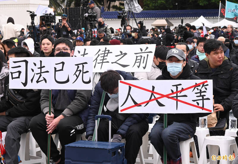 民粹主義依賴情緒煽動而非理性辯論，通常提出過於簡化的政策或口號。圖為「111釘孤枝」活動。 （記者劉信德攝）