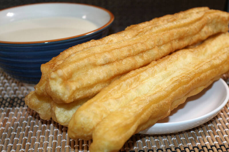 網友用手中的油條敲打小孩的頭5到6下，此案經調解不成，小孩家長提起傷害罪的刑事告訴，法院認為：以油條打頭的行為雖然不對，但是也教了小朋友社會倫理，判決網友免罰，但必須要向小朋友道歉。示意圖。（圖取自photoAC）