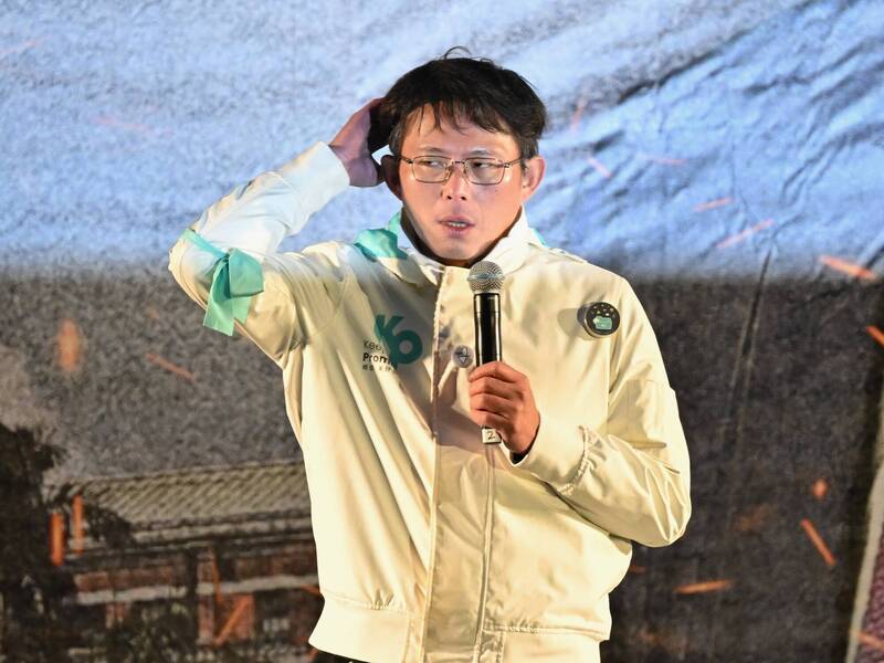 民眾黨「111釘孤枝」拒絕綠色威權、還我司法正義抗議活動，代理主席黃國昌發表演說前先模仿柯文哲抓頭。（記者陳逸寬攝）