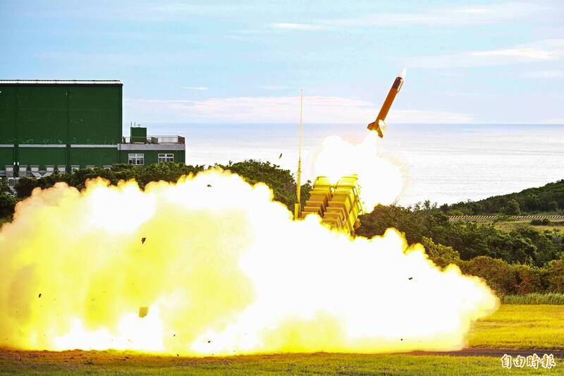 大幅刪減必要軍事預算，將會大幅弱化台灣抵抗外敵的能力。圖為愛國者二型防空飛彈對空中靶標進行實彈射擊。（資料照）