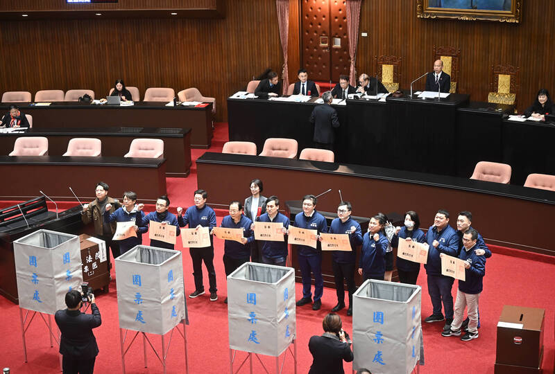 立法院藍白黨團去年底否決七位大法官人事同意權，使憲法法庭陷於無法運作之危機，意圖癱瘓憲法法庭，恐造成憲政危機。 （記者王藝菘攝）