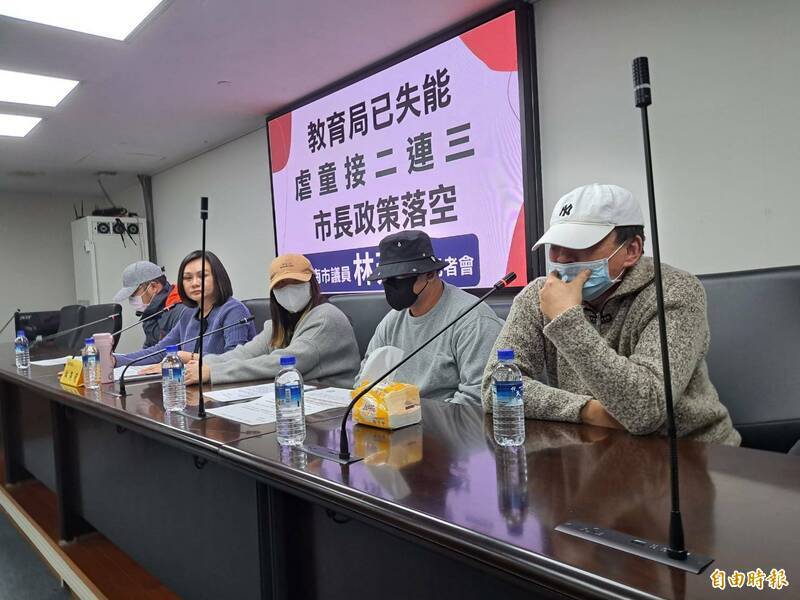 近期許多虐童案之所以能夠順利偵破找出真相，依靠的就是安裝在教室裡的監視器所拍到的畫面。圖為台南多名家長由議員陪同召開記者會，控訴歸仁某私立幼兒園虐童，家長表示從監視錄影帶中看到教保員好像格鬥選手，巴頭、搥打還踹人，小朋友已被打趴痛苦倒地，教保員還繼續打。（記者蔡文居攝）