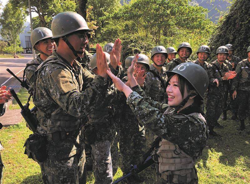 國軍《莒光園地》節目以往較為活潑、多元，但今年著重於認知作戰反制等面向。圖為主播蔡尚樺（右）參與實境節目錄製。（資料照，青年日報提供）