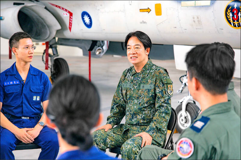 總統賴清德著軍裝在莒光園地現身並與戰鬥機聯隊官兵對談。（資料照，青年日報提供）