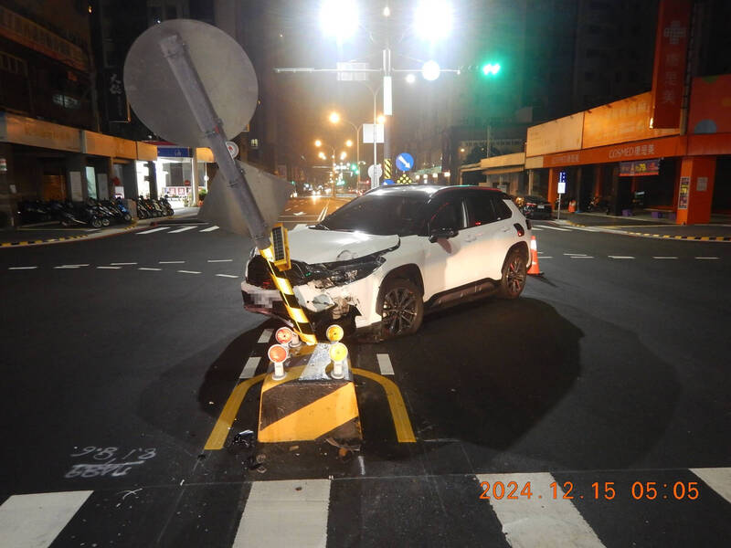 如果「不會動」的行人庇護島，汽車都會撞上去。試問，「會動的行人」走在斑馬線上，誰能保證他的安全？（警方提供）