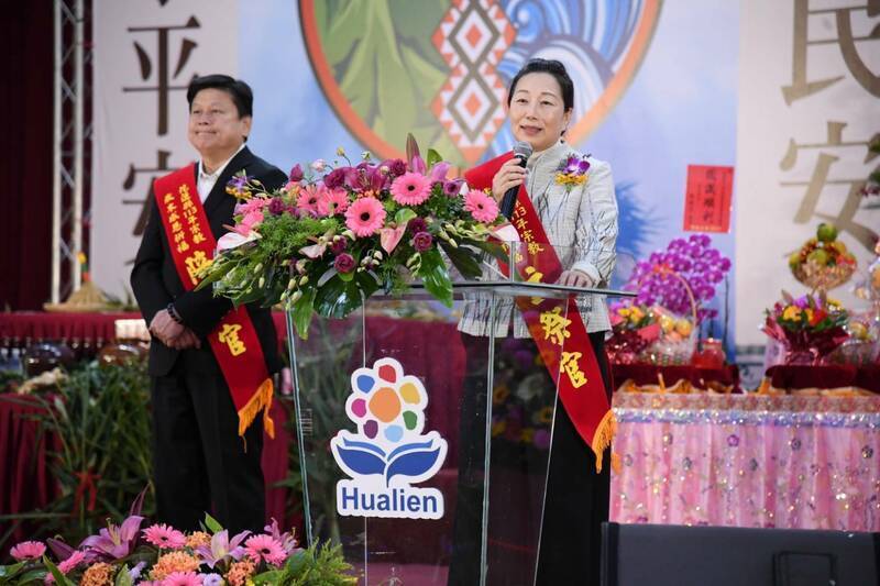 傅崐萁夫妻長期在花蓮執政，縣長、立委夫妻輪流當。圖為縣府舉辦宗教感恩祈福活動，兩人連袂參加活動。（花蓮縣府提供）