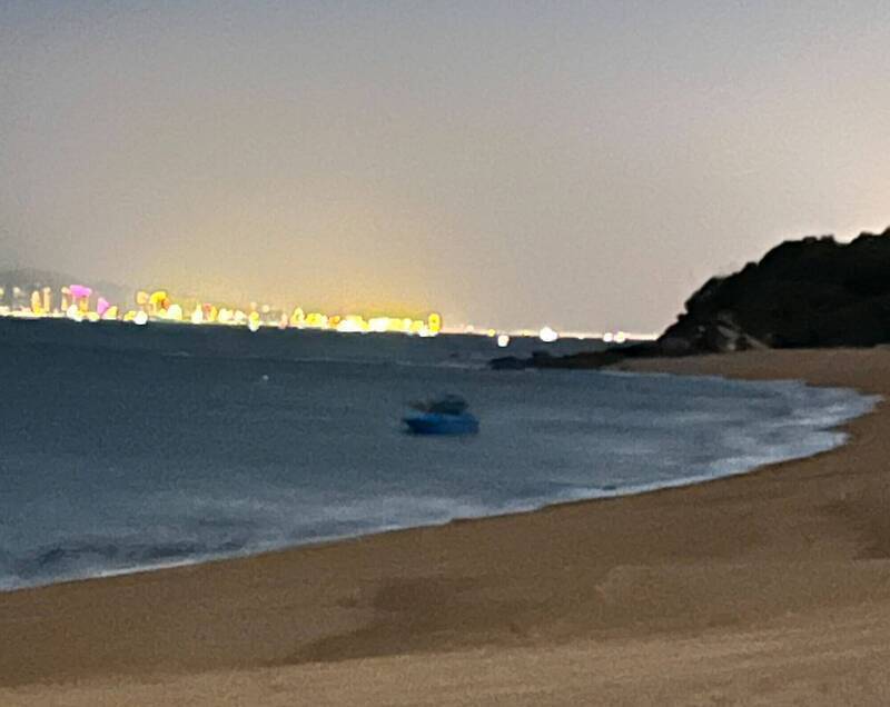 金門日前有民眾目睹中國漁船「撈過界」，一度近到快可以上岸。（民眾提供）