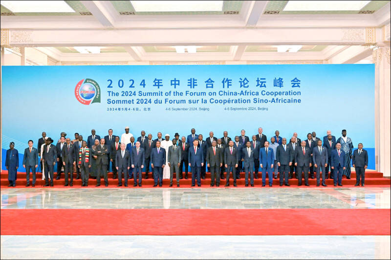 中非合作論壇中所承諾的巨額資金，往往以綁定基建項目與資源開採為條件。（路透檔案照）