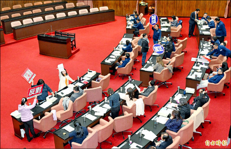 立法院17日的表決令人震撼，國民黨提案除留下海巡與警政2署的媒宣經費外，整個政府的媒宣經費全數刪除！如果表決通過，國會封存的，將是台灣的新聞自由！（記者方賓照攝）