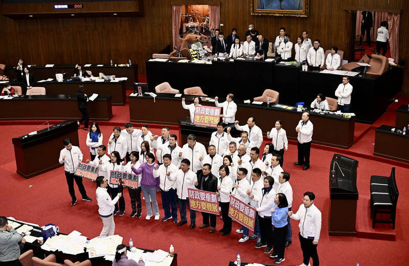 藍白政黨提出超過3,000個刪減案，從財劃法不講理拿錢，現在又要大砍中央政府預算，意圖癱瘓國家。（資料照）