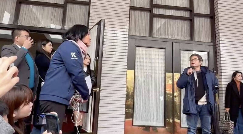 綠委邀請王小棣導演等人表達「拒絕藍白政治黑手，捍衛台灣影視命脈」訴求，結果藍委陳玉珍跑來嗆聲，導演陳世杰回應，當他們用人性討論時代悲劇，陳卻用意識形態毀掉公視成長的可能，更痛批陳「中國那邊的主子還沒來就開始搞」。（林宜瑾辦公室提供）