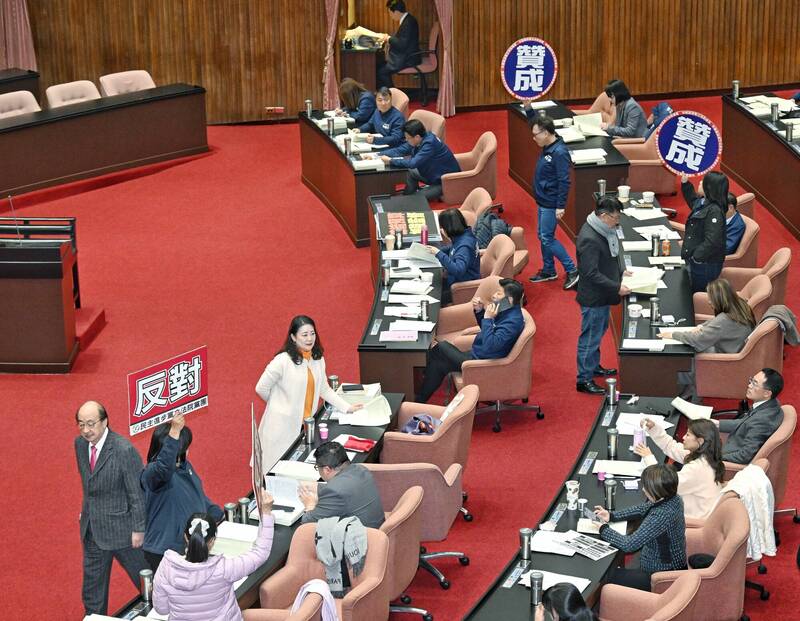 國、眾兩黨濫刪政府預算，將日常運作經費削減殆盡，使機關無法正常運作，將對台灣社會運行造成深遠的負面影響，損害國家執行政策的資源和人民的權益福利。（記者方賓照攝）