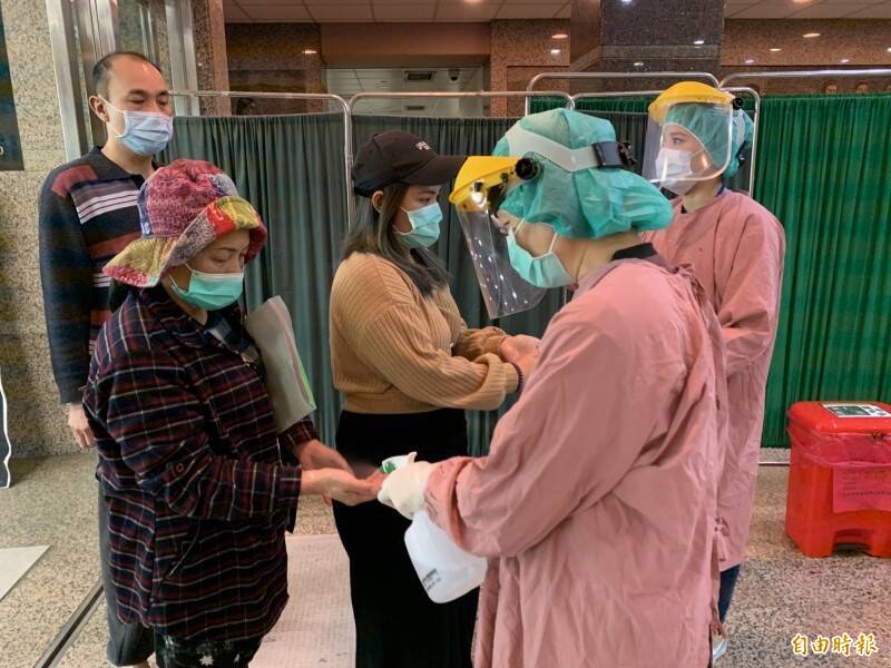 防疫有成關鍵，是5年前派專家去中國武漢帶回第一手資料，比世衛更早確認新冠病毒人傳人，才成功守住台灣沒讓疫情爆發。圖為當時進入醫院，確實執行手部清潔。（資料照）