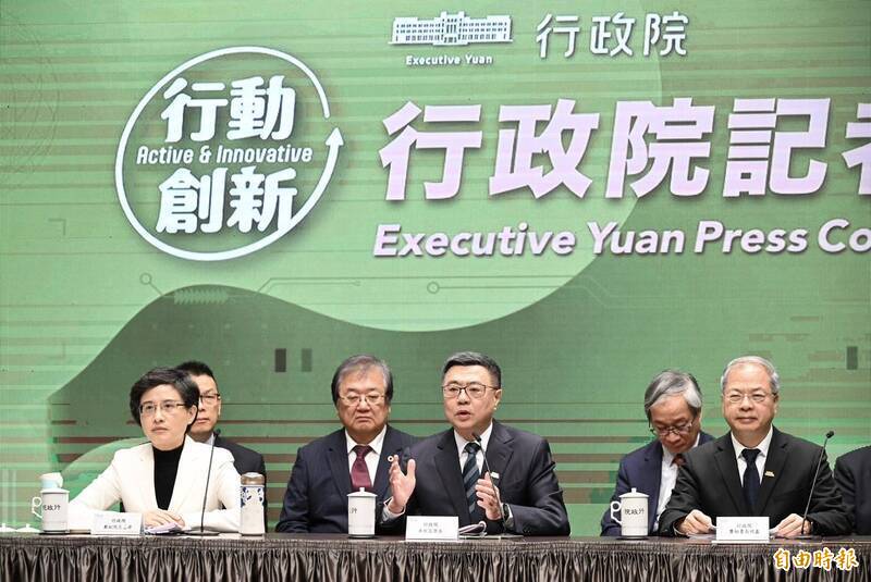 行政院長卓榮泰20日呼籲立法院國民黨團、民眾黨團收回刪減預算提案。（記者羅沛德攝）