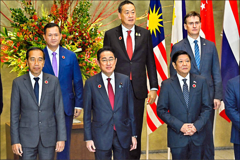 日本政府主導創立「亞洲零排放共同體（AZEC）」。圖為時任日相岸田文雄（前排中）與出席東京「亞洲淨零排放共同體」領袖會議的東南亞國家領袖合影。（路透檔案照）