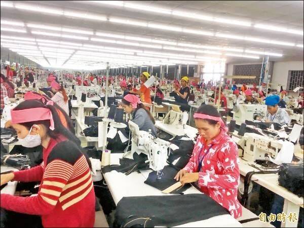 柬埔寨的紡織業興盛。圖為台廠如興在柬埔寨生產基地。（資料照）