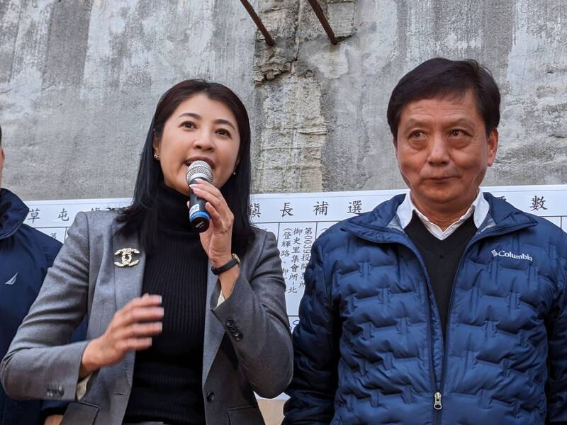 南投草屯鎮長補選，國民黨簡賜勝（右）勝選。（記者劉濱銓攝） 