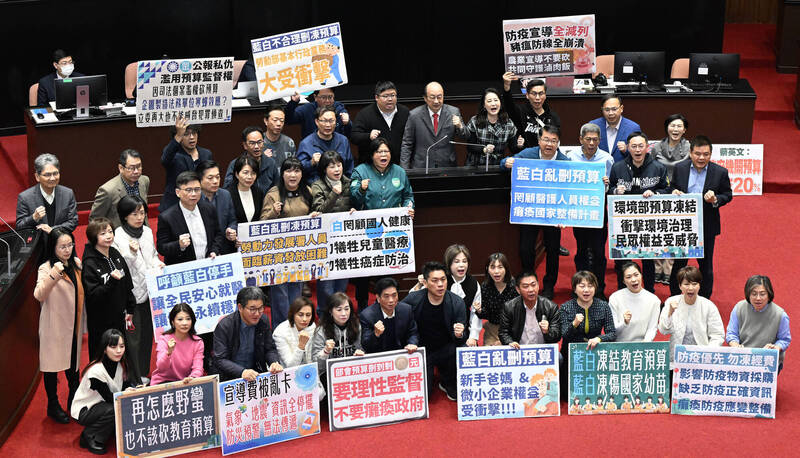 立法院院會在歷經跨日的不斷電表決後，1月21日三讀通過114年度中央政府總預算案，圖為預算完成三讀後，民進黨立委持標語、高呼口號表達不滿。（記者廖振輝攝）