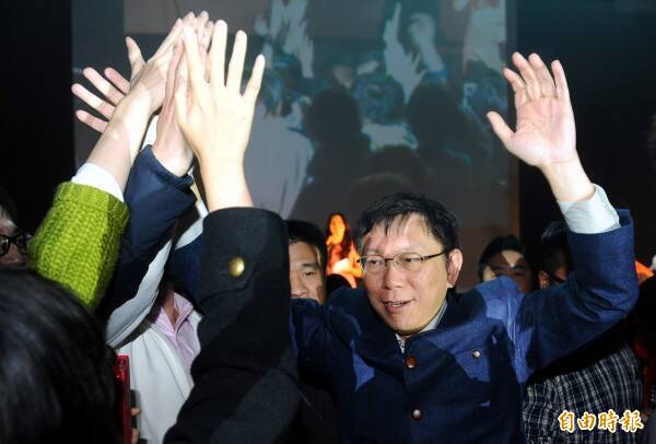 2014年柯文哲參選台北市長的選舉，為台灣政治動員帶來了嶄新的模式。圖為柯選前出席青年城市志工團之夜，青年朋友擊掌加油。（資料照）