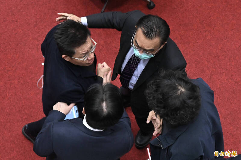 綠委吳沛憶點出白委吳春城的「壯世代協會」拿到非常多標案，遭吳春城「拍桌」，引發騷動。 （資料照）