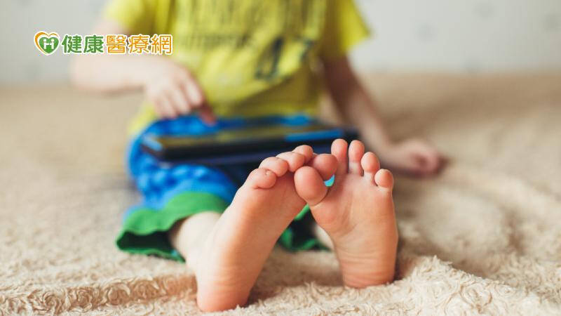 孩子常使用手機、平板等電子產品，容易快速消耗「遠視儲備量」。（取自貼文）