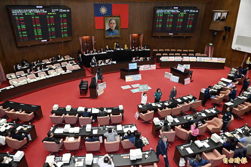 立法院會在歷經跨日的不斷電表決後，1月21日三讀通過114年度中央政府總預算案。（記者廖振輝攝）