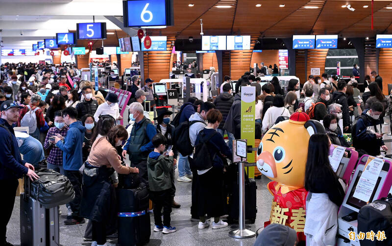 春節連假第一天，桃機入出境及轉機旅客數預計15萬7千人次，創疫情後最高紀錄。（記者朱沛雄攝）