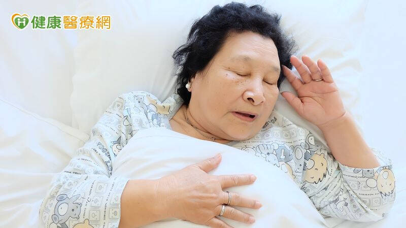 老年憂鬱症的症狀通常不如典型憂鬱症那般明顯，更常表現為認知功能障礙或身體不適。許多高齡患者並未主動表達憂鬱情緒，而是因睡眠問題、主觀記憶力減退或身體不適等症狀前往就醫。（取自貼文）