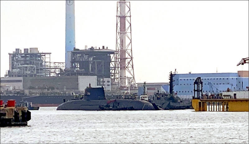 我國首艘國造潛艦「海鯤號」去年成功下水，進入測試階段，展現國防自主的決心與技術能力。（記者洪臣宏攝）