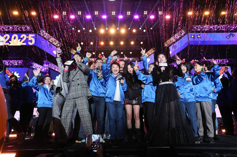 台中跨年晚會，韓團女星輝人被邀上台與盧秀燕一起倒數，引發粉絲不滿，批評盧秀燕「蹭韓星」。（圖：台中市政府提供）