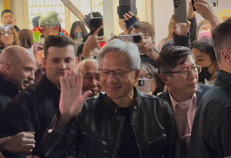 黃仁勳日前逛逢甲夜市，爭看他的人潮太多，讓他寸步難行，最後逗留五十分鐘後，乘車離開，一口小吃也沒吃到。（記者蔡淑媛攝）