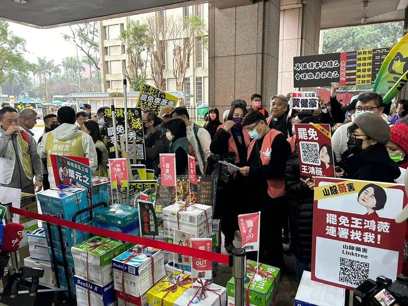 這次罷免運動完全是台灣公民意識的展現，是全民團結一致，積極行動捍衛台灣的民主未來。（記者塗建榮攝）