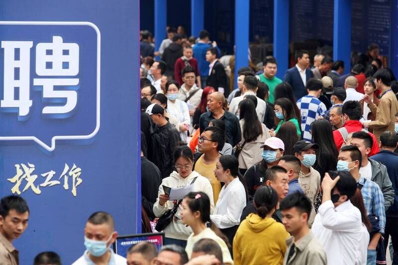 中國今年起實施延遲退休政策，老年人延遲退休壓縮年輕人的就業空間，導致「老不退休，年輕人無崗可進」的困境。圖為重慶市11的就業博覽會現場。（法新社）