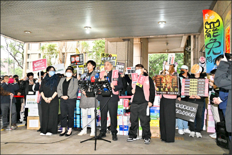 所謂的大罷免，只是「更大的民主」的一環，思考台灣民主脫困之道，不宜因大罷免而限制了想像與行動。圖為全台罷團三日赴中選會遞送第一階段罷免提議書。（資料照）