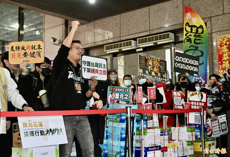 全國多個罷團2月3日齊聚中選會，正式遞交第一階段罷免提議書。（資料照）