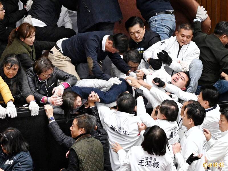 國際記者、學者常在問到底，台灣的在野黨們出了什麼問題？明明白藍加起來有國會多數，為什麼不要每個案子都走一遍程序？（資料照）