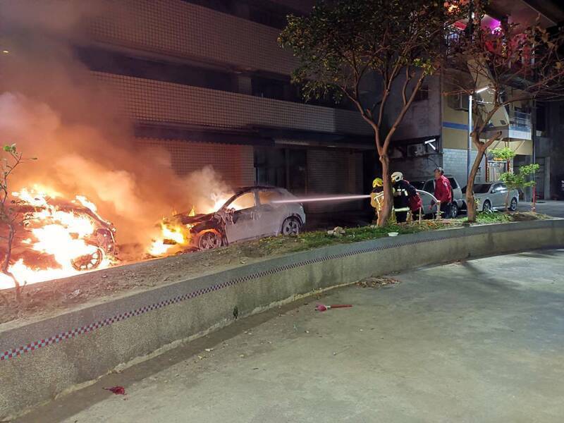 基隆市春節期間發生燃放沖天炮引發火燒車意外。消防局中正分隊迅速滅火，2車已燒成骨架。（資料照，記者翻攝）