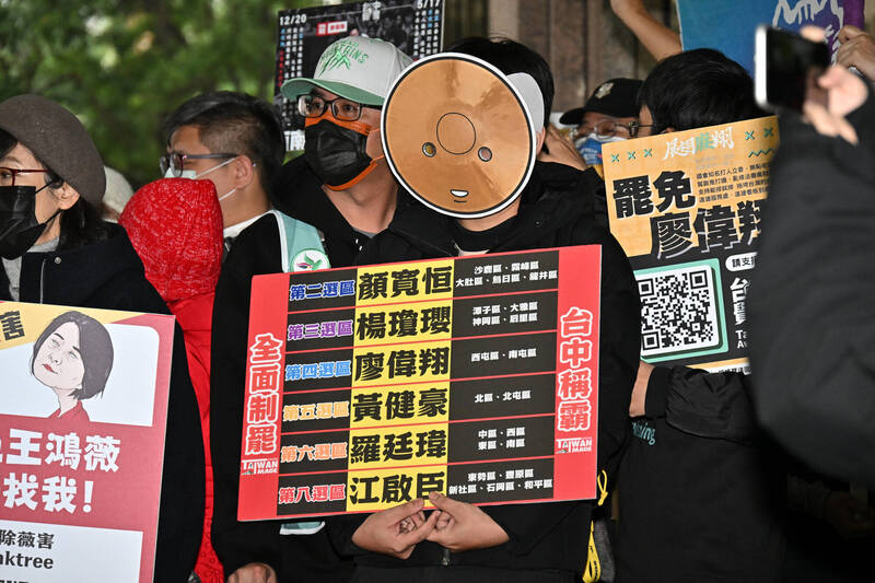 台灣公民現在是有力量保護憲政的，支持大罷免，不讓總預算亂象明年再來一次。（記者塗建榮攝）