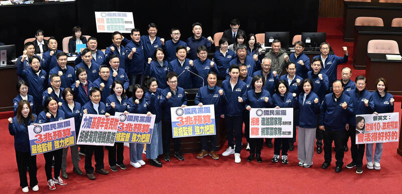 現在投共幫盤據了我們的國會，推出的法案，條條都想要中華民國的命。（記者廖振輝攝）