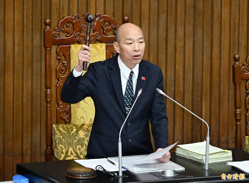 韓國瑜院長，你要不要找黃國昌和林思銘來研究一下？到底，114年度（今年）的預算金額，算出來沒？。（記者廖振輝攝）