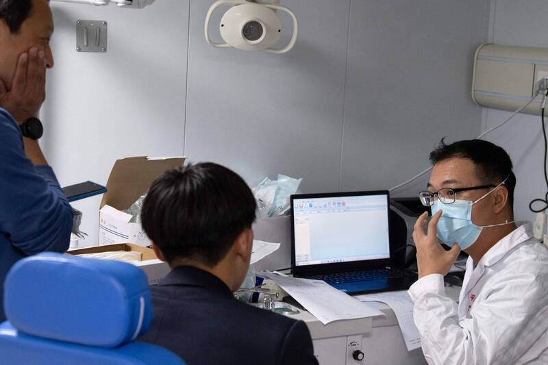 醫生看診時，也許只有短短一兩分鐘，卻要做好所有的評估、溝通、反應、協調，解決病人的問題。示意圖，非本文作者。（法新社）