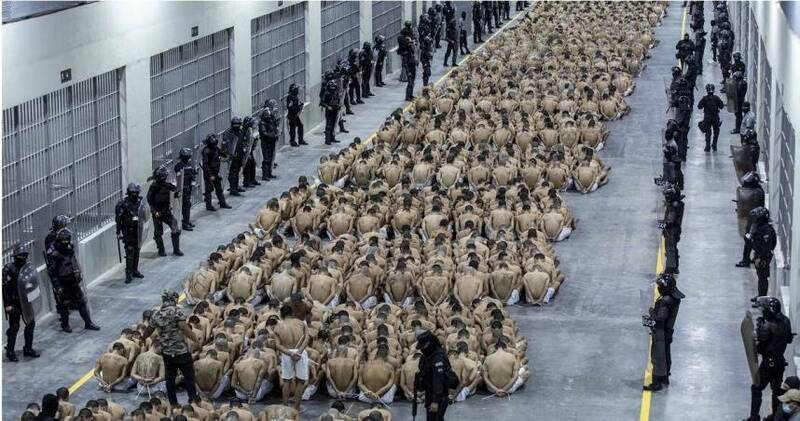 薩爾瓦多於2023年啟用「恐怖分子監禁中心」，關押犯下罪行的幫派成員。（美聯社）