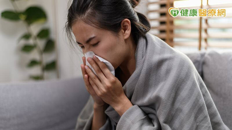 根據衛福部疾管署公布，我國近期類流感門急診就診人次為近十個流感季同期最高，近兩週更超過25萬人次，其中肺炎鏈球菌也不容小覷，截至去年底也創下近5年來新高。（取自貼文）